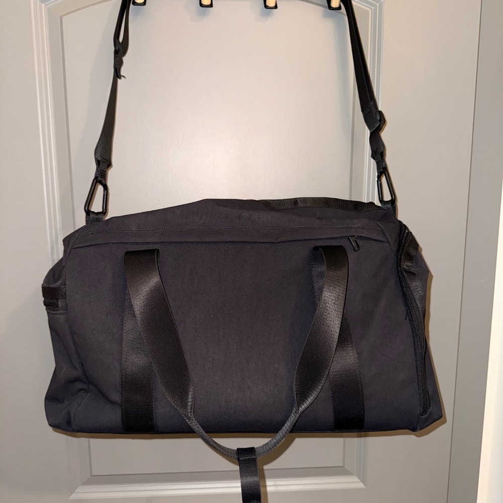 lululemon athletica Black Command the Day Duffle Bag 37ml - Picture 2 of 12